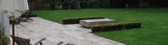 Terrasse mit Wasserbecken. Muschelkalk